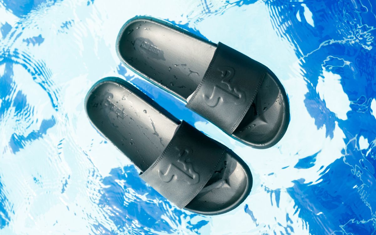 Sandalias plana cuero en piscina