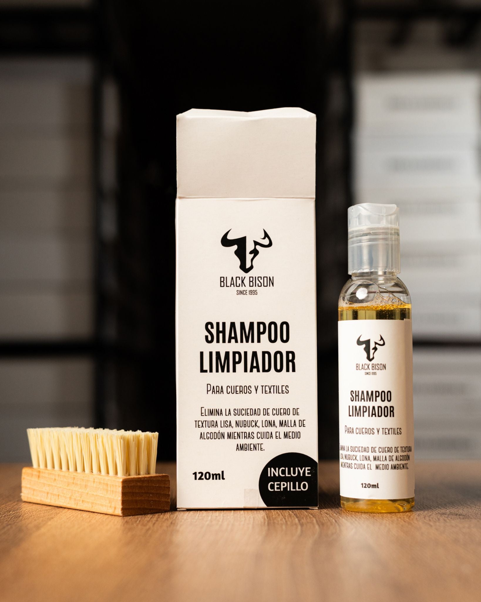 Kit shampoo limpiador y cepillo nilon - BLACK BISON