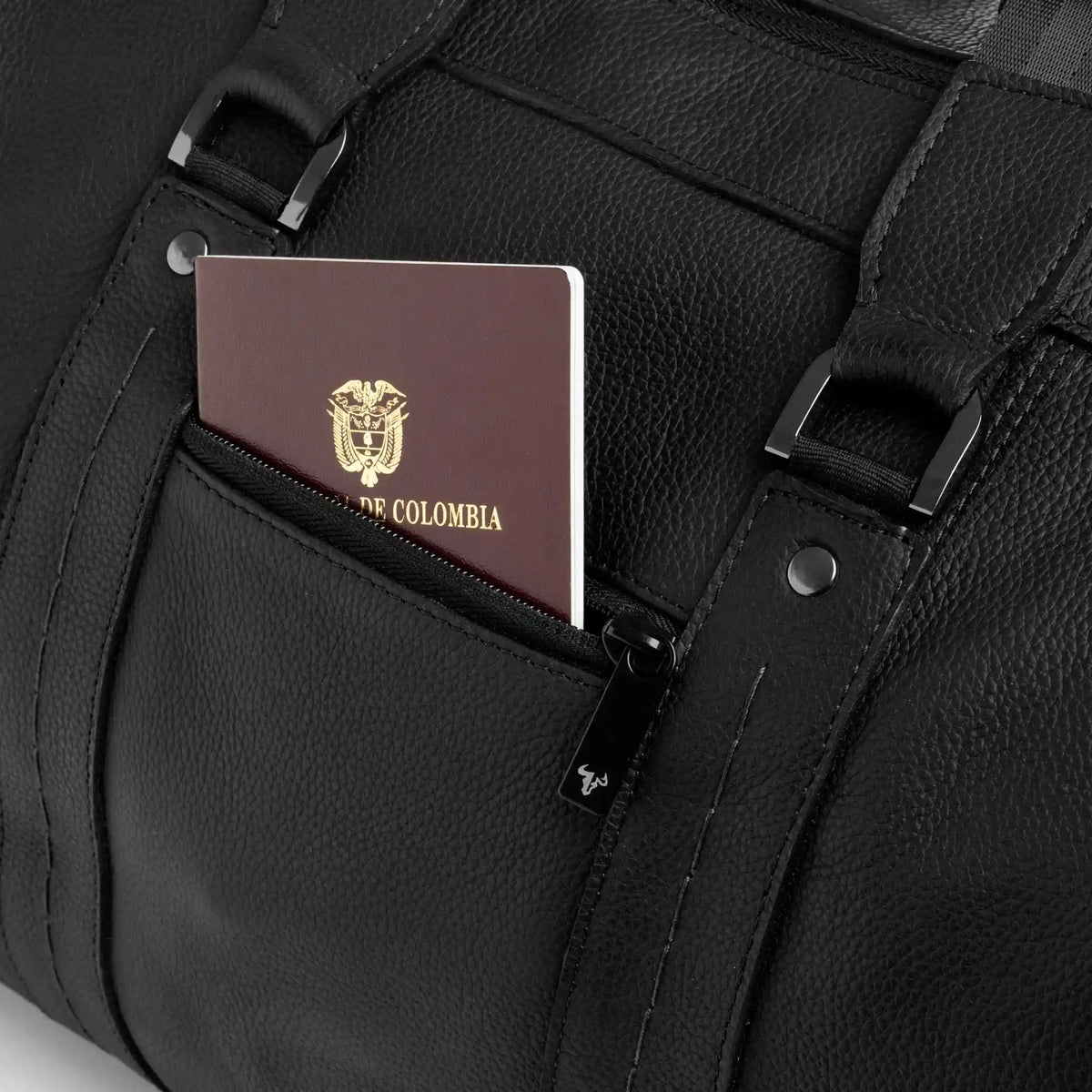 Bolso de Viaje Atlas Negro en Cuero para Hombre detalle bolsillo posterior