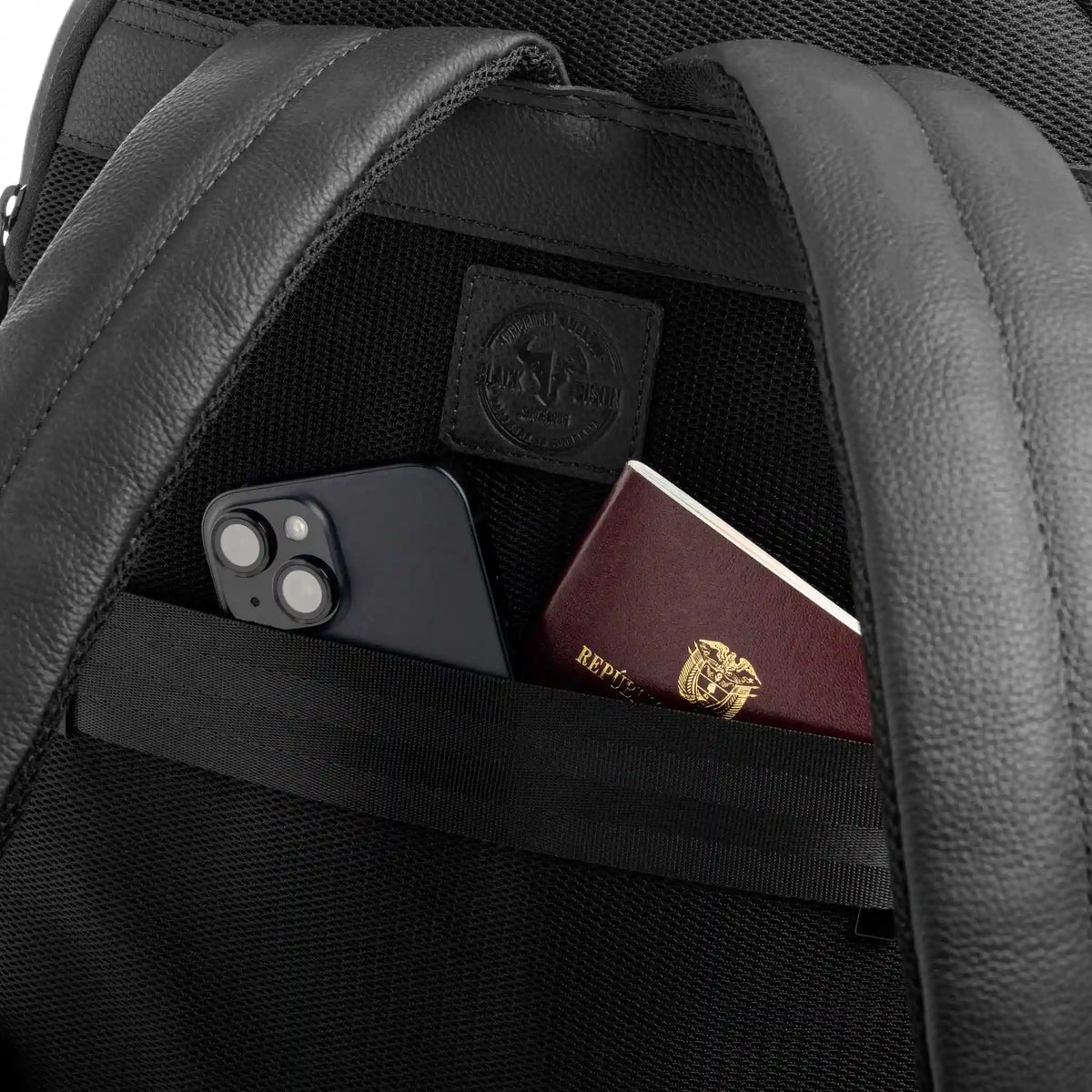 Morral Enzo Negro de Cuero para Hombre detalle bolsillos posterior