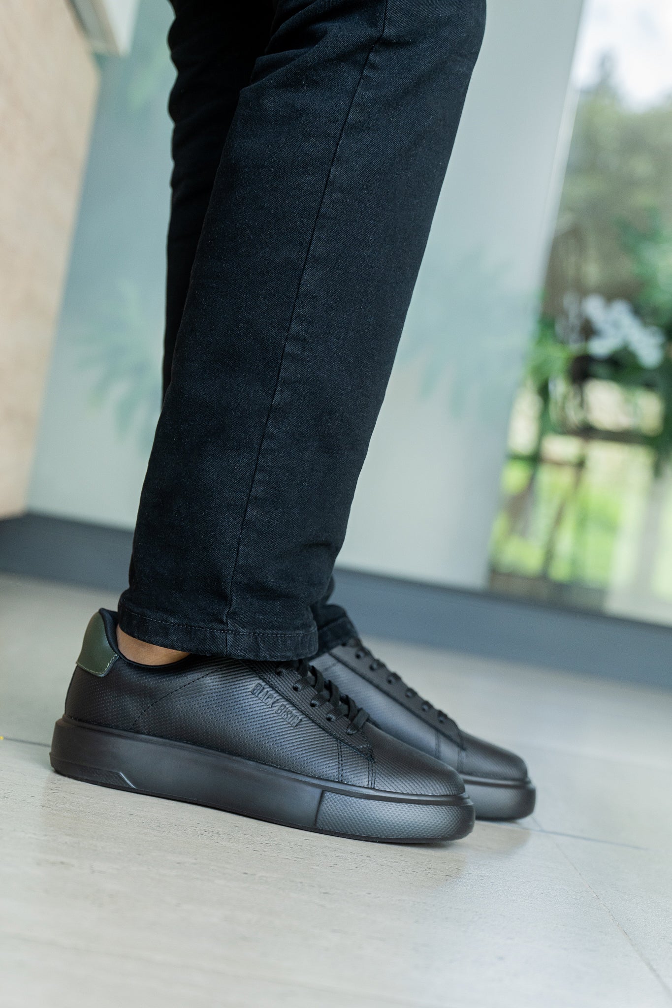 1007 calzado londres negro con talon verde