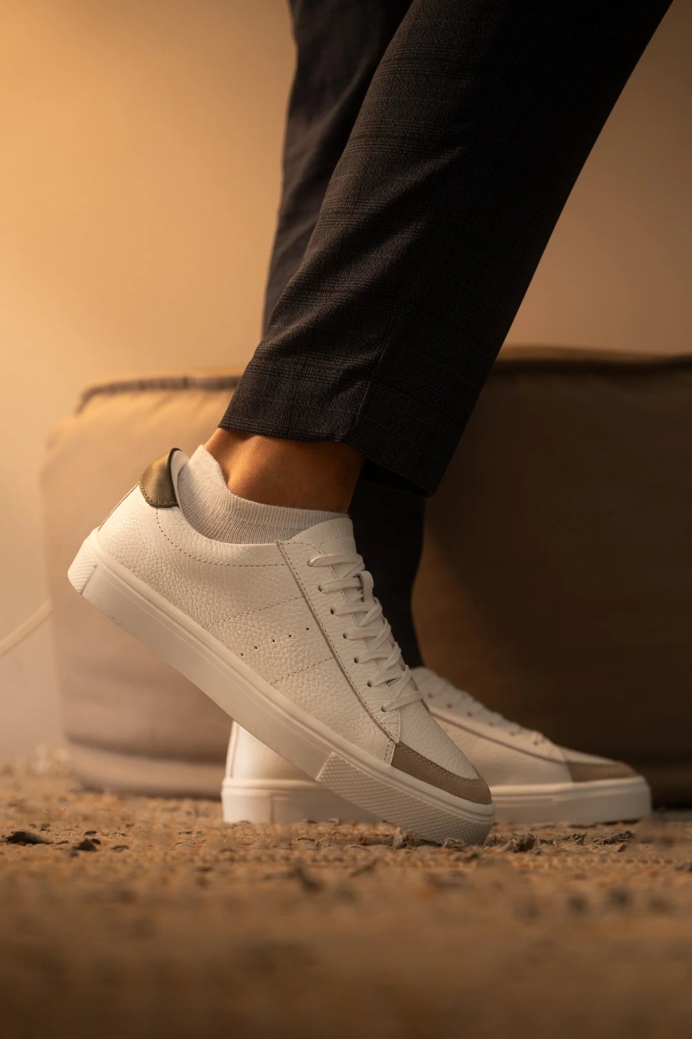 zapato 806 blanco con talon verde y punta arena