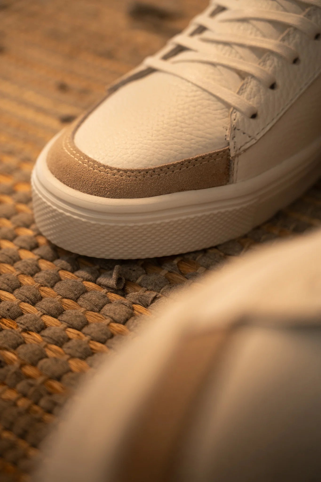 zapato 806 blanco con talon verde y punta arena