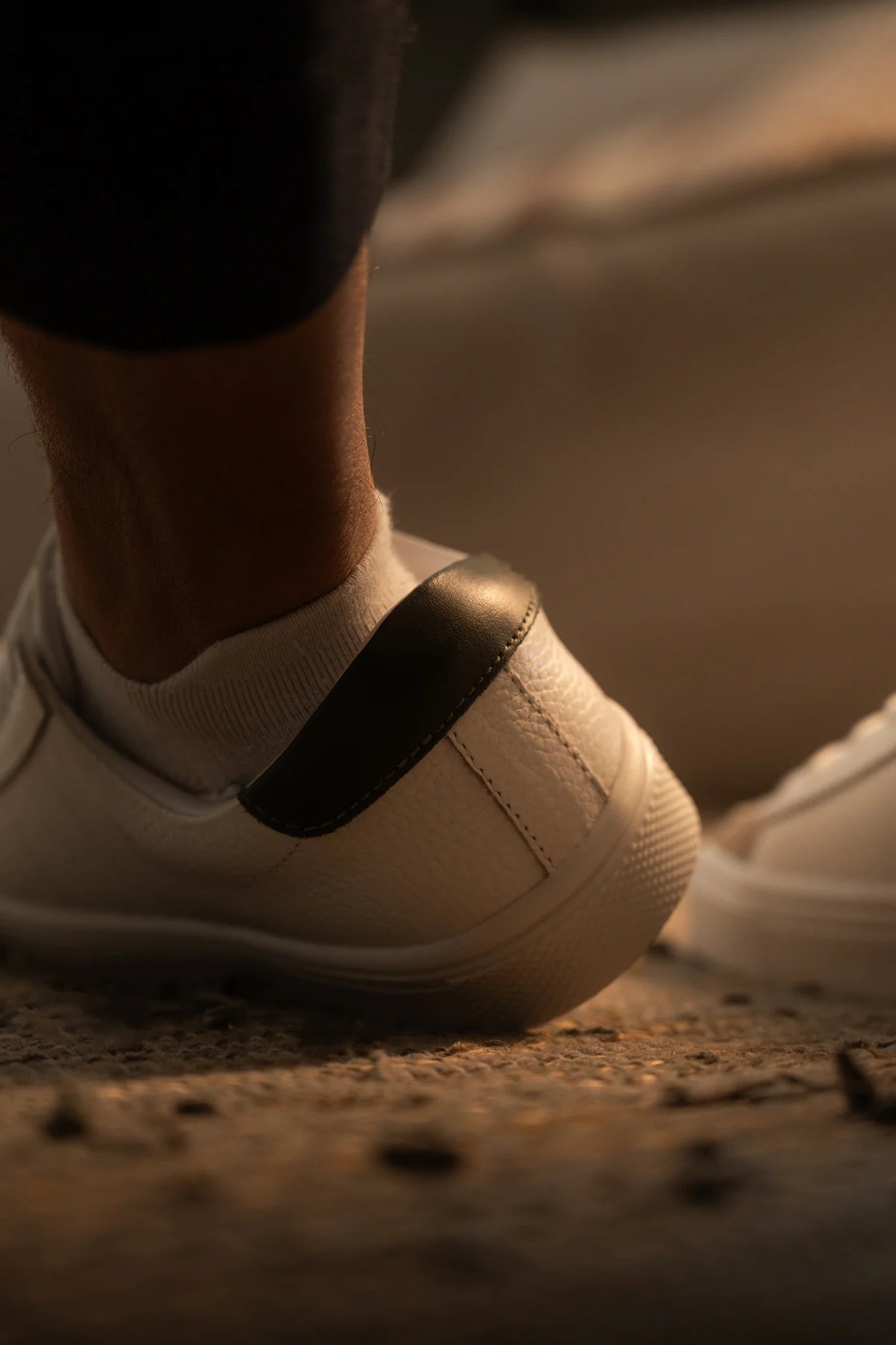 zapato 806 blanco con talon verde y punta arena