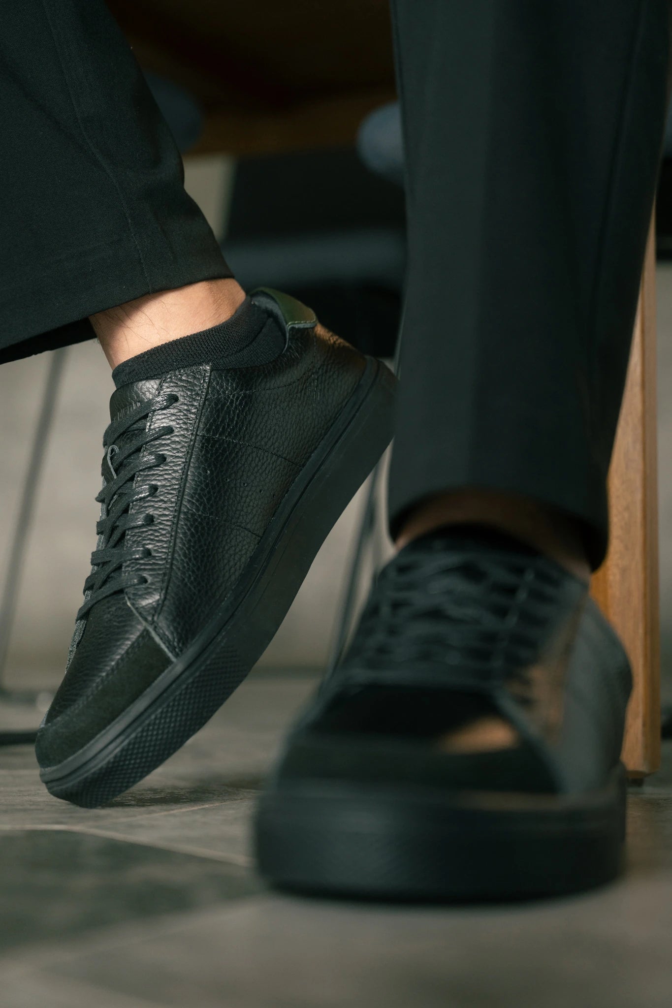 806 calzado flouther negro con talon verde militar