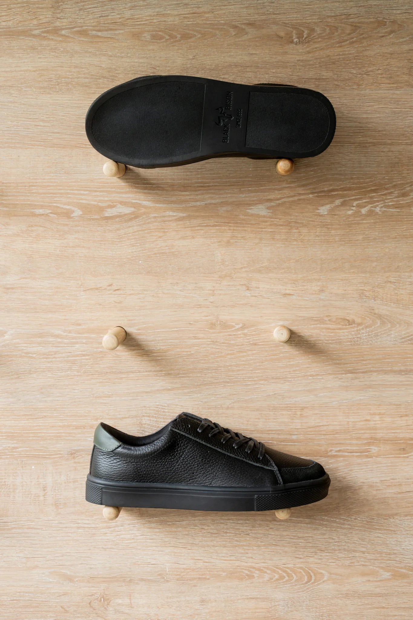 806 calzado flouther negro con talon verde militar