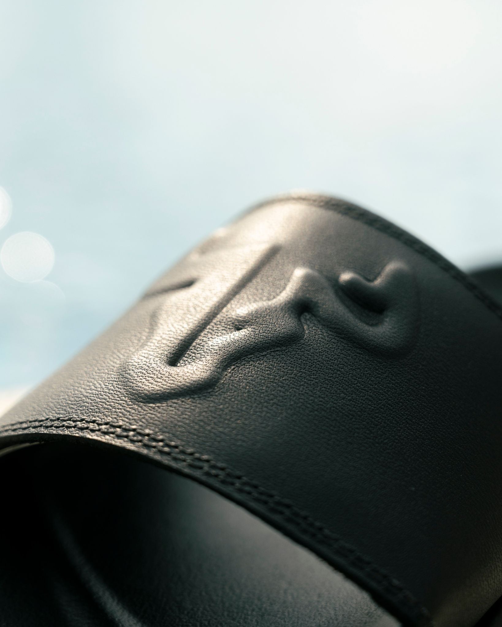 logo black bison en sandalia valentino