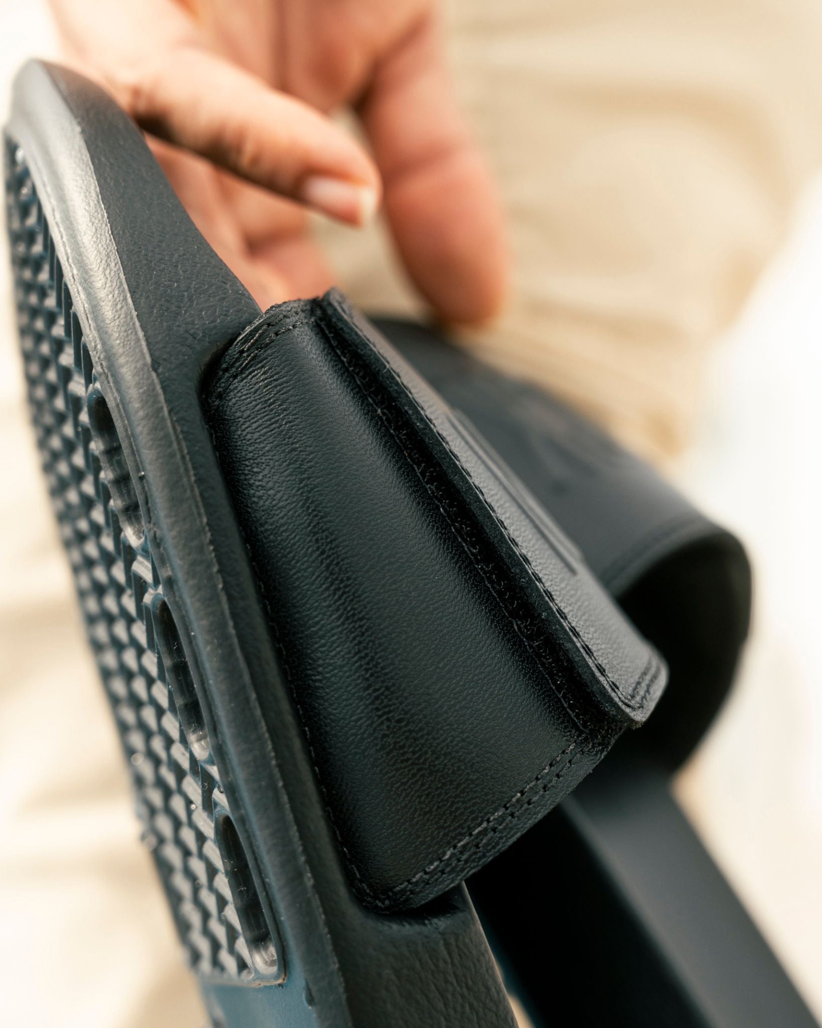 Detalle velcro en sandalias de cuero