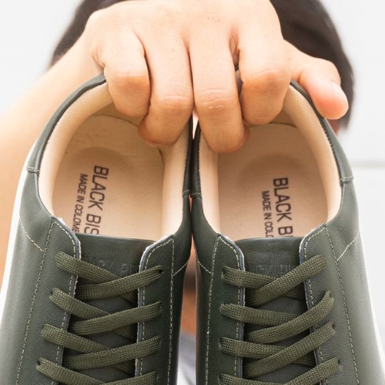Zapato cuero hombre detalle interior valentino verde 702