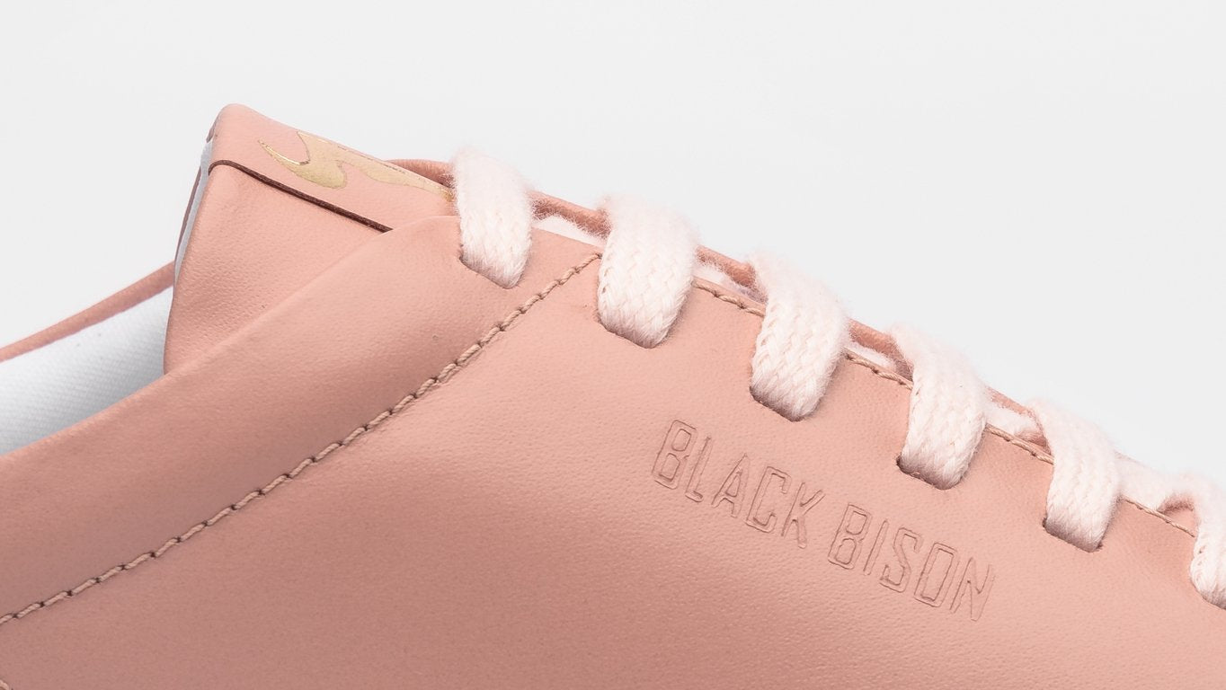 Sneakers black bison rosado detalle cordones