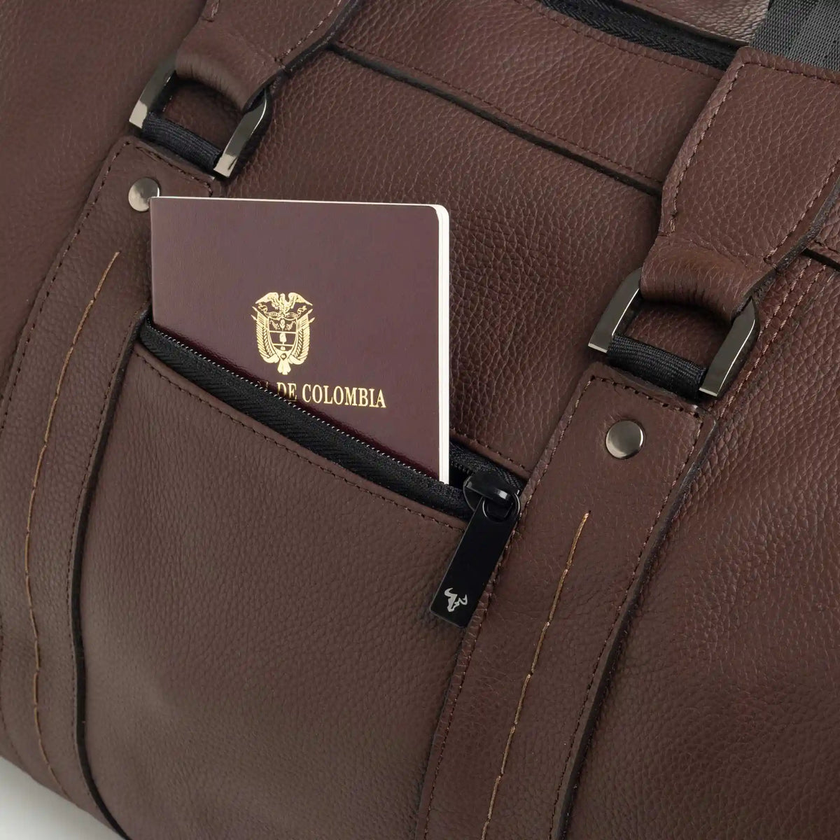 Bolso de Viaje Atlas Coñac en Cuero para Hombre detalle cierre posterior