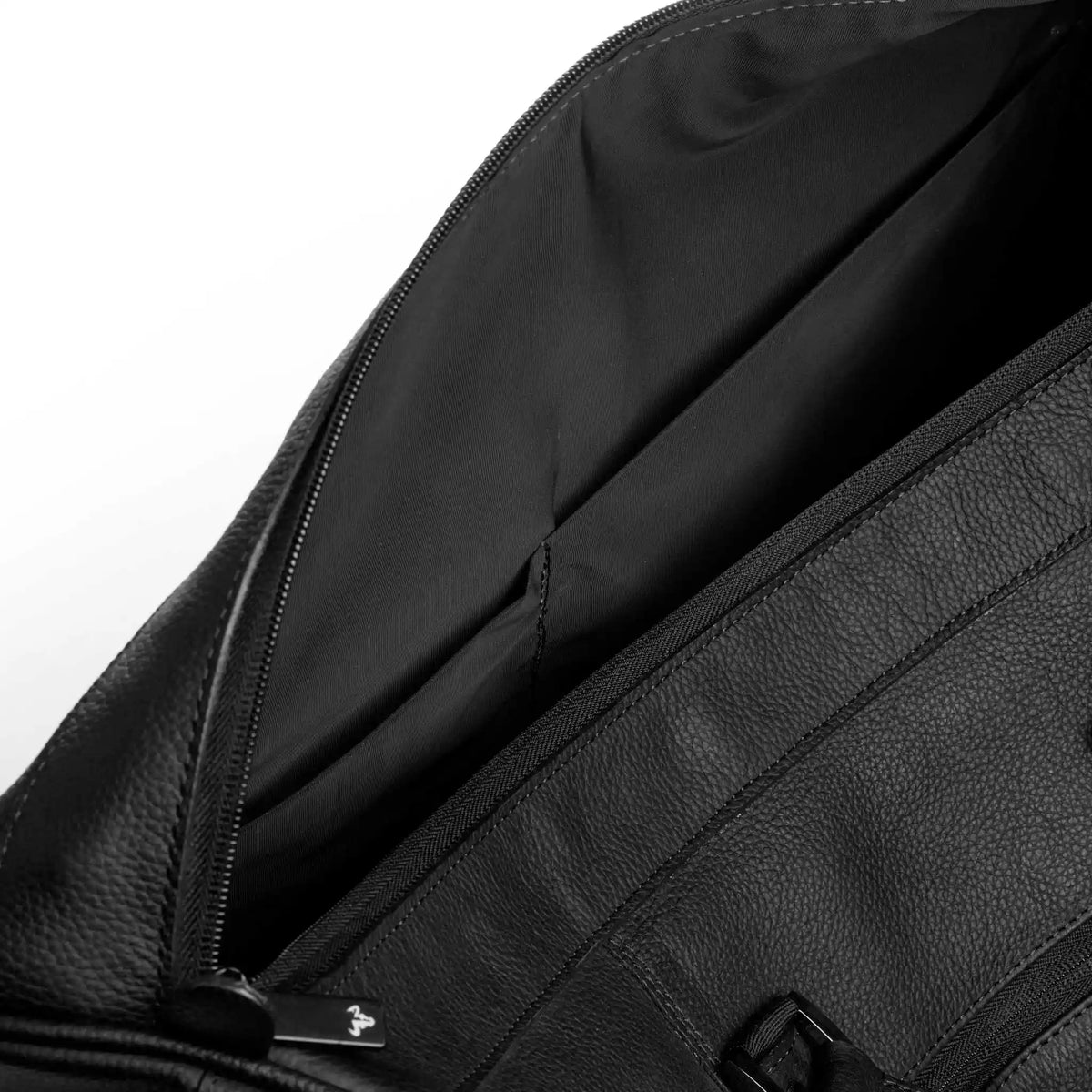 Bolso de Viaje Atlas Negro en Cuero para Hombre detalle cierre principal abierto y bolsillos interiores
