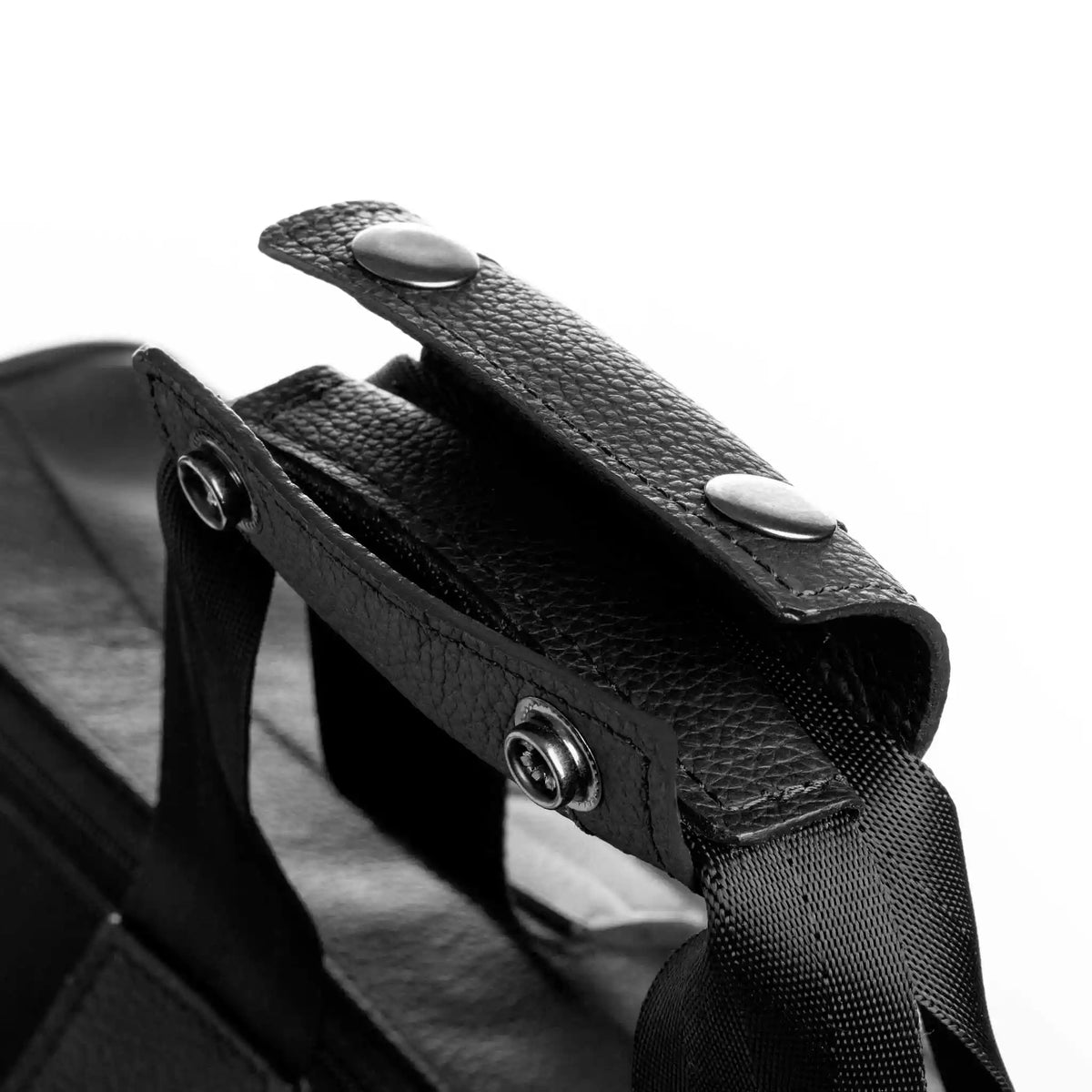 Bolso de Viaje Atlas Negro en Cuero para Hombre detalle agarradera