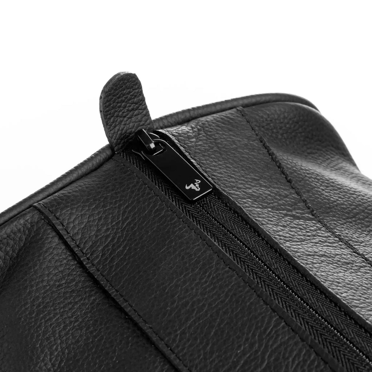 Bolso de Viaje Atlas Negro en Cuero para Hombre detalle de marca en el cierre