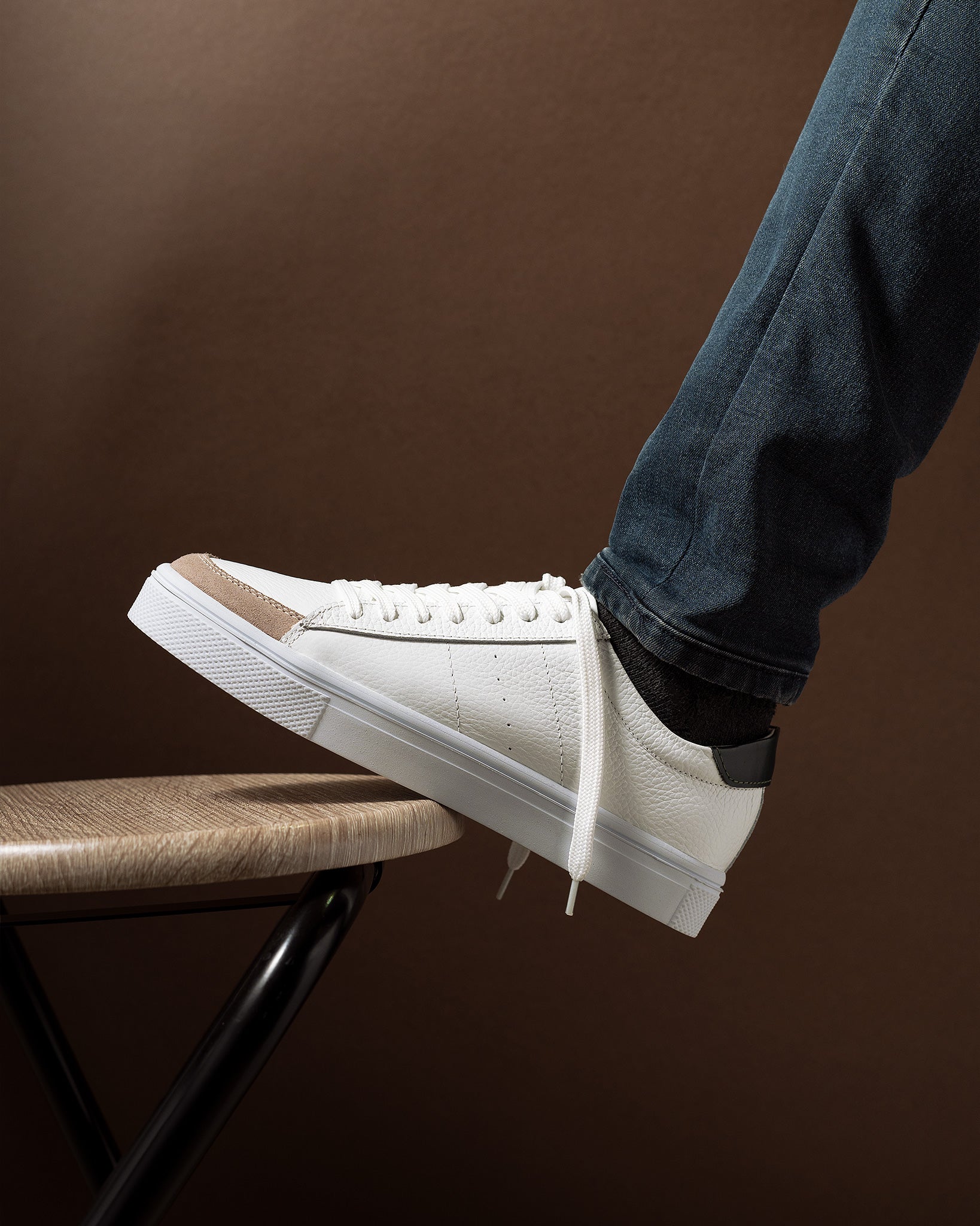 zapato flouther blanco con carnaza arena y talon verde en ambiente