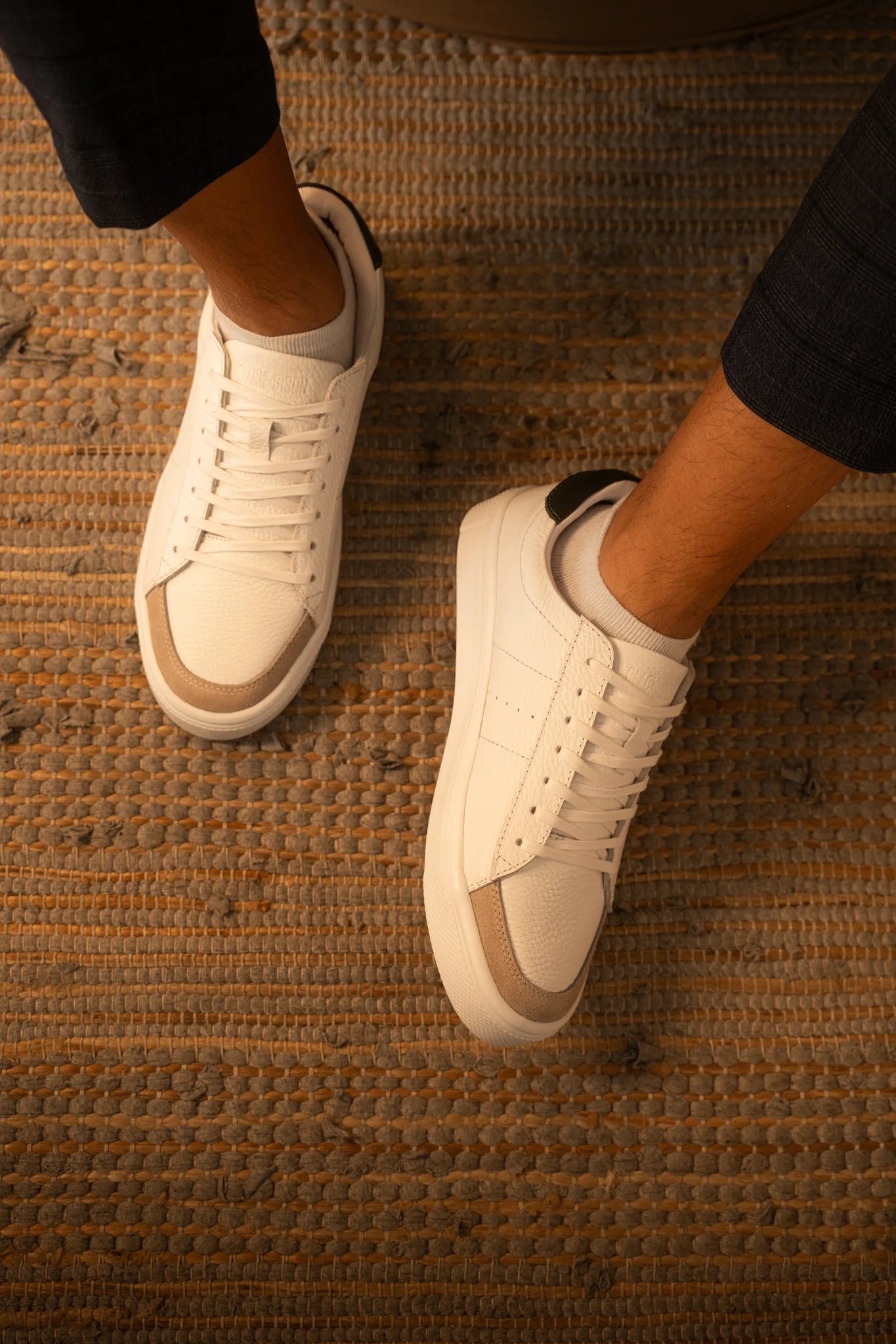 zapato 806 blanco con talon verde y punta arena