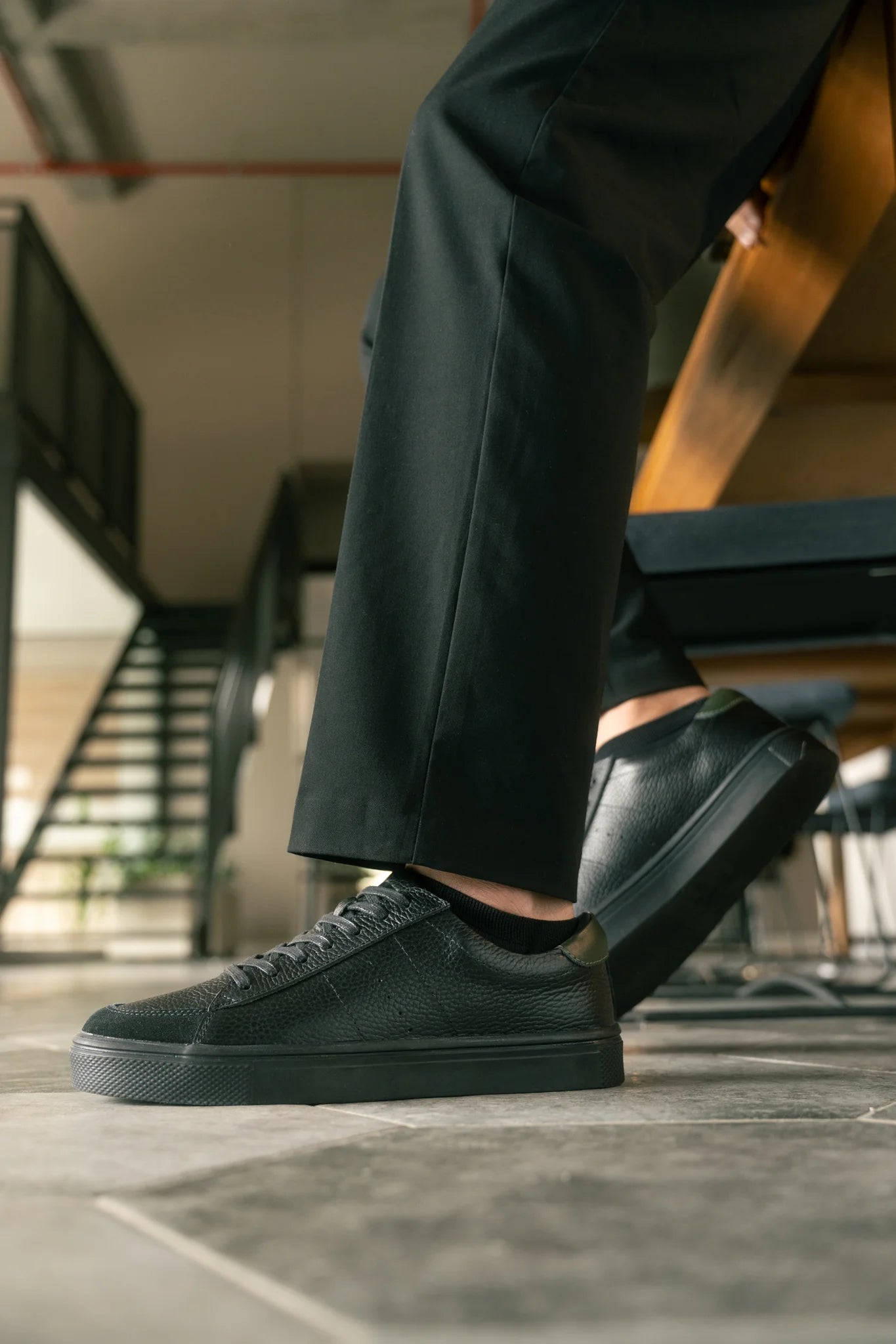 806 calzado flouther negro con talon verde militar