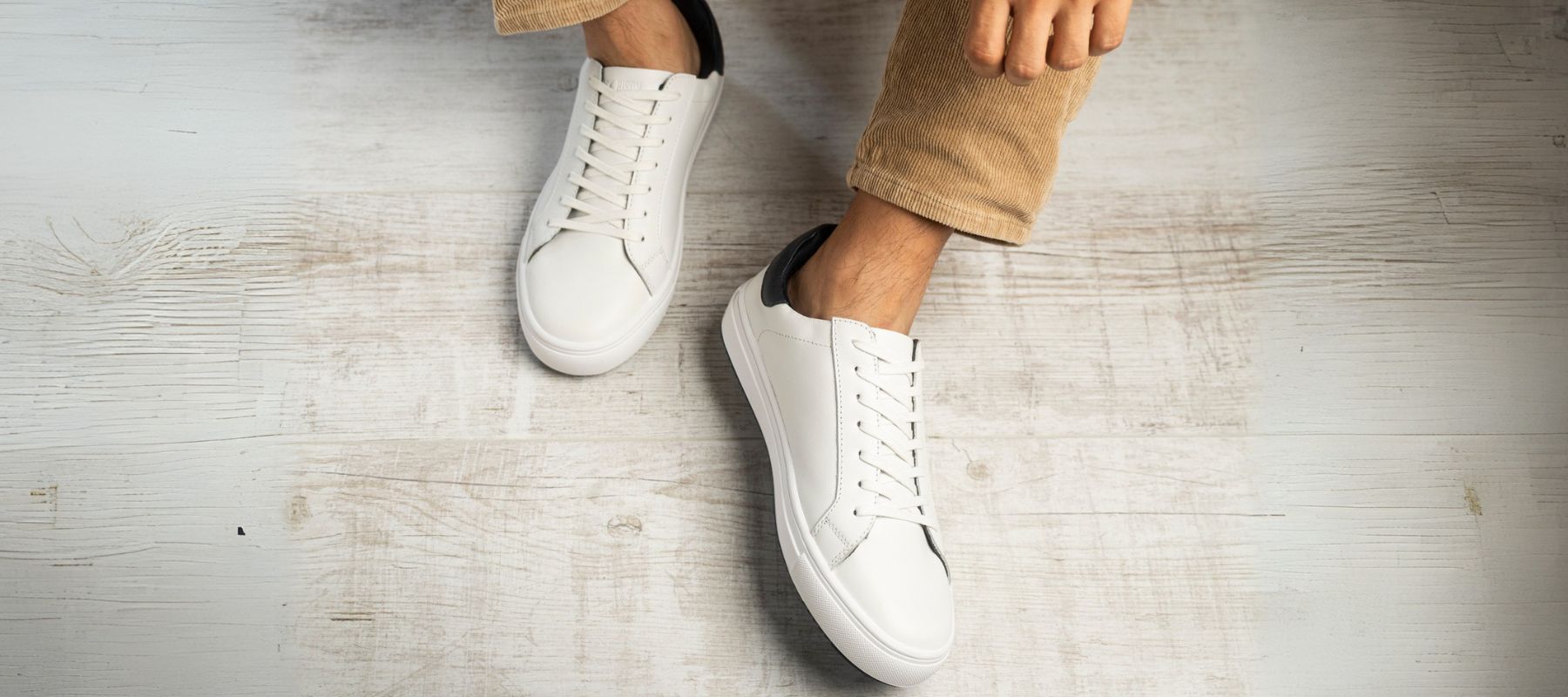 zapato valentino blanco 702 con pantalon caqui
